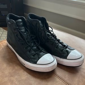 High top, fleece lined sneaker. Worn less than 10 times. Well kept in the box.